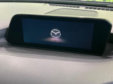 【8.8インチマツダコネクト】車内の雰囲気にマッチした大型のディスプレイ。スマホ接続でのナビ使用やBluetooth再生等、様々な機能が楽しめます。直感的なダイヤル操作が可能で、使い勝手も良好です。