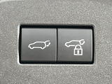 【パワーバックドア】スマートキーや運転席のボタンを押すだけでリアゲートが自動で開閉します!荷物を持っている時や、高い位置にあるバックドアを閉める際に便利な機能です♪