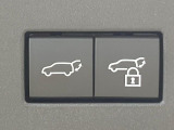 【パワーバックドア】スマートキーや運転席のボタンを押すだけでリアゲートが自動で開閉します!荷物を持っている時や、高い位置にあるバックドアを閉める際に便利な機能です♪