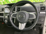 握りやすいステアリングで、快適なドライビングをサポートします。操作性にも優れ、運転しやすい環境です。