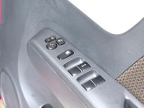 【電動格納ミラー】サイドミラーは電動格納式となっており、狭い駐車場でもキズがつくリスクを抑えられます。