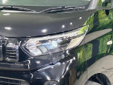 【LEDヘッドライト】悪天候や夜間走行時も良好な視界を確保し安心して運転できる高輝度LEDヘッドライトを装備!点灯速度が早く、消費電力も抑えられています。