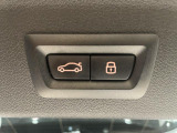 【パワーゲート】電動パワーゲートです。開閉がボタン1つで開け閉め行えます。また、状況に応じてのトランクハッチ開閉量を簡単に設定可能です。スマートオープナーも便利な機能です。ぜひお試しください。