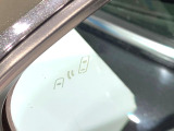 【ブラインドスポットモニター】走行中、ドアミラーの死角になりやすい箇所に後続車が接近するとサイドミラーのレンズに警告を表示!ドライバーに注意喚起をしてくれます。