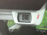 【アイサイトVer3】前方の車両等を検知し、衝突しそうな時は警報で注意を促し、ブレーキを踏む力をサポート。ブレーキを踏めなかった場合は衝突被害軽減ブレーキが作動、衝突回避をサポートします。