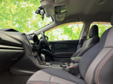 運転しやすい視点と、操作しやすい配置が特徴です。快適なドライビングポジションで、安全運転をサポートします。
