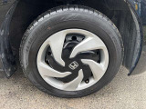 アルミホイールが装備されています。このちょっとしたポイントで車が格段にかっこよく見えますね☆