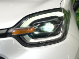 【LEDヘッドライト】悪天候や夜間走行時も良好な視界を確保し安心して運転できる高輝度LEDヘッドライトを装備!点灯速度が早く、消費電力も抑えられています。