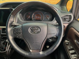 【純正革巻きステアリング】上質な革を使用することで、手にしっかり馴染みとても運転しやすいハンドルです♪