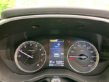 視認性の高いメーターで、運転に必要な情報をしっかり確認できます。中央のディスプレイは、車両情報や運転支援機能を分かりやすく表示。運転に集中できます。