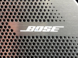 【BOSEサウンドシステム】メーカーオプションの高品位サウンドシステムを搭載。専用のチューニングが施された大小様々なスピーカーから良質なサウンドが奏でられ、臨場感あふれる音響空間を演出します。