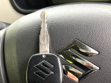 【キーレス】少し離れた場所からでもボタン一つでドアの開錠・施錠ができるのでとっても便利!ドアの鍵穴周りに傷をつけることもありません♪