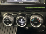 【オートエアコン】一度お好みの温度に設定すれば、車内の温度を検知し風量や温度を自動で調整。暑い&hellip;寒い&hellip;と何度もスイッチ操作をする必要はありません。快適な車内空間には必須の機能ですね♪