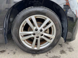 アルミホイールが装備されています。このちょっとしたポイントで車が格段にかっこよく見えますね☆