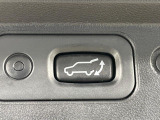 【パワーバックドア】スマートキーや運転席のボタンを押すだけでリアゲートが自動で開閉します!荷物を持っている時や、高い位置にあるバックドアを閉める際に便利な機能です♪