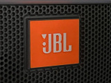 【JBLサウンドシステム】メーカーオプションの高品位サウンドシステムを搭載。専用のチューニングが施された大小様々なスピーカーから良質なサウンドが奏でられ、臨場感あふれる音響空間を演出します。