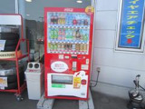 店舗の外には自動販売機も設置しております!お求めやすい価格に設定しています。