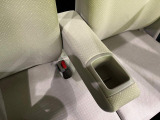 【アームレスト】運転中の身体の負担を軽減してくれるアームレストを装備♪