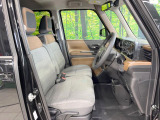 運転席まわりには十分なスペースがあり、大柄な方でもゆったり運転していただける環境です。