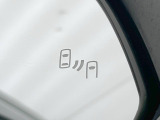 【ブラインドスポットモニター】走行中、ドアミラーの死角になりやすい箇所に後続車が接近するとサイドミラーのレンズに警告を表示!ドライバーに注意喚起をしてくれます。