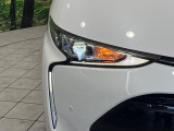 【LEDヘッドライト】悪天候や夜間走行時も良好な視界を確保し安心して運転できる高輝度LEDヘッドライトを装備!点灯速度が早く、消費電力も抑えられています。