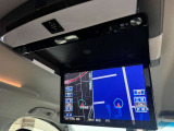 【ALPINEフリップダウンモニター】大型の後席モニターを装備。後席から映像を見やすく、ロングドライブ時の快適性を高める装備です。