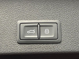 ●電動リアゲート:ワンタッチでリアゲートの開閉ができ、荷物などで両手が塞がっている状態でも簡単に開閉ができる便利機能です。