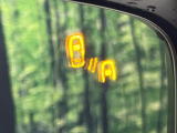 【ブラインドスポットモニタリング】走行中、ドアミラーの死角になりやすい箇所に後続車が接近するとサイドミラー付近に警告を表示、ドライバーに注意喚起をしてくれます。