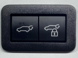 【パワーバックドア】スマートキーや運転席のボタンを押すだけでリアゲートが自動で開閉します!荷物を持っている時や、高い位置にあるバックドアを閉める際に便利な機能です♪