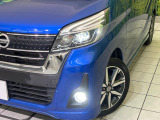 【LEDヘッドライト】悪天候や夜間走行時も良好な視界を確保し安心して運転できる高輝度LEDヘッドライトを装備!点灯速度が早く、消費電力も抑えられています。