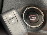 【キーレススタートシステム】カバンやポケットに入れたままでもドアの施錠・解錠が可能なスマートキーを装備。エンジンのオン・オフ時もカギを取り出す必要が無いからとっても便利です♪