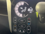 【オートエアコン】一度お好みの温度に設定すれば、車内の温度を検知し風量や温度を自動で調整。暑い&hellip;寒い&hellip;と何度もスイッチ操作をする必要はありません。快適な車内空間には必須の機能ですね♪