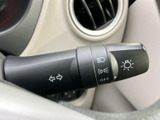 操作しやすいウインカーレバーで、安全な車線変更をサポートします。視認性も高く、直感的に操作可能です。