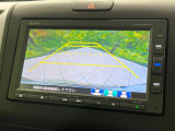 【バックカメラ】駐車時に後方がリアルタイム映像で確認できます。大型商業施設や立体駐車場での駐車時や、夜間のバック時に大活躍!運転スキルに関わらず、今や必須となった装備のひとつです!