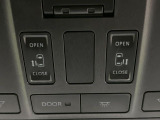 【両側パワースライドドア】スマートキーや運転席のスイッチで後席両側スライドドアの開閉が可能♪電動だから力を入れてドアを開ける必要が無く、小さなお子様でも簡単に開け閉めでき快適です♪