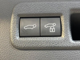 【パワーバックドア】スマートキーや運転席のボタンを押すだけでリアゲートが自動で開閉します!荷物を持っている時や、高い位置にあるバックドアを閉める際に便利な機能です♪