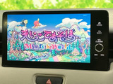 停車中にTVや動画を楽しめる機能が備わっています。休憩時間などにリラックスできる空間を提供。後部座席での移動も快適になります。