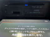 【メディアスロット】DVD/CDスロットやSDカードスロットを装備。音楽や映像など、お好みのメディアを車内で楽しめる便利な仕様です。