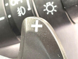 【パドルシフト】ハンドルから手を離さずに素早くシフトアップ&ダウンができるので、エンジンブレーキを使う下り坂や高速道路の合流で加速したい場面で役立ちます。