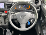 インテリアに合わせたデザインのステアリングは、運転される方のことも考え、運転しやすい形状、大きさです。是非一度、実際に触ってお確かめください。