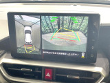 【パノラミックビューモニター】専用のカメラにより、上から見下ろしたような視点で360度クルマの周囲を確認することができます☆死角部分も確認しやすく、狭い場所での切り返しや駐車もスムーズに行えます。