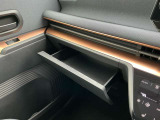 スリムタイプのティッシュボックスがスッポリ入るインストスライドボックスが付いています!コンパクトな軽自動車でもスッキリ整頓してドライブを楽しんでいただけますね!