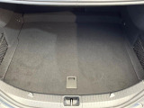 ●電動リアゲート:ワンタッチでリアゲートの開閉ができ、荷物などで両手が塞がっている状態でも簡単に開閉ができる便利機能です。