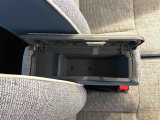 センターアームレスト付きで運転中も腕が楽々!