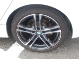 BMW純正アルミホイールです。納車時にはアルミホイールコーティングも承っております!是非ご検討下さいませ。