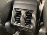 後部座席にもエアコンの吹き出し口があるので車内全体を快適に過ごすことができます。