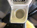 便利なドリンクホルダーが付いています。