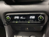 左右独立温度コントロールフルオートエアコンです。運転席、助手席それぞれで独立して温度設定ができます。冷え性の方が乗っても安心ですね♪