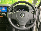操作しやすいステアリング。握りやすく、長時間の運転でも疲れにくい設計です。シンプルで洗練されたデザインも魅力です。
