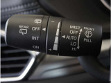 【オートワイパー機能】レバーをAUTOの位置にしているとき、レインセンサーが雨を感知すると、雨量に応じて、ワイパーが自動で作動します。